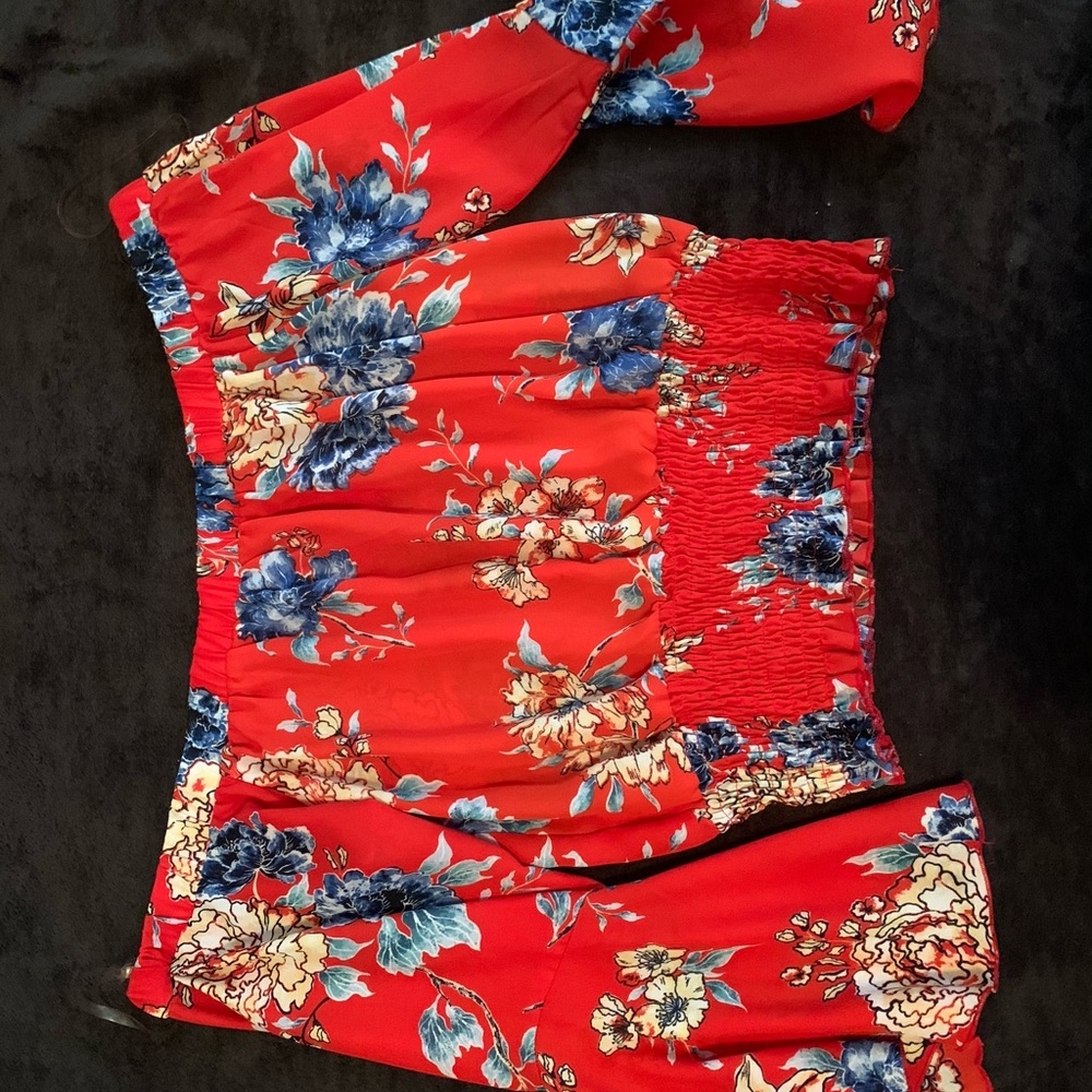 Floral cropped blouse. Long bell sleeves.